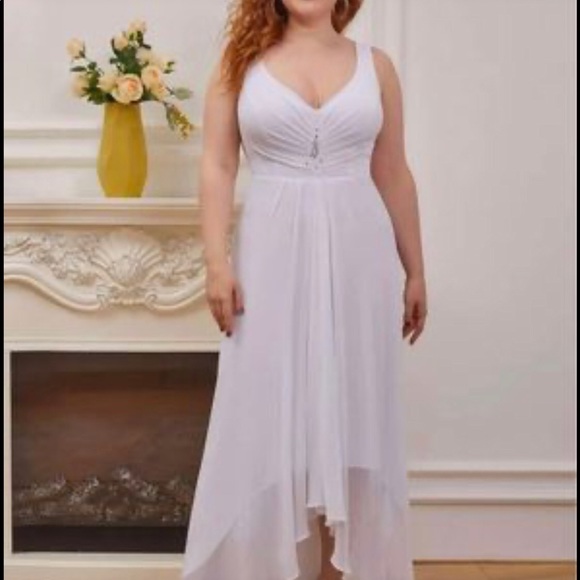 A beautiful chiffon style dress. Pure white a flowing train - Picture 3 of 5